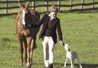 Fiona Vickery in Gesellschaft ihres Pferdes und ihres Hundes